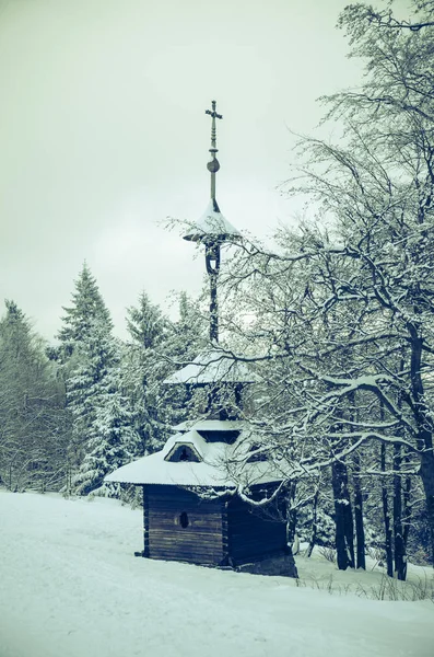 Capilla de madera en el bosque — Foto de Stock