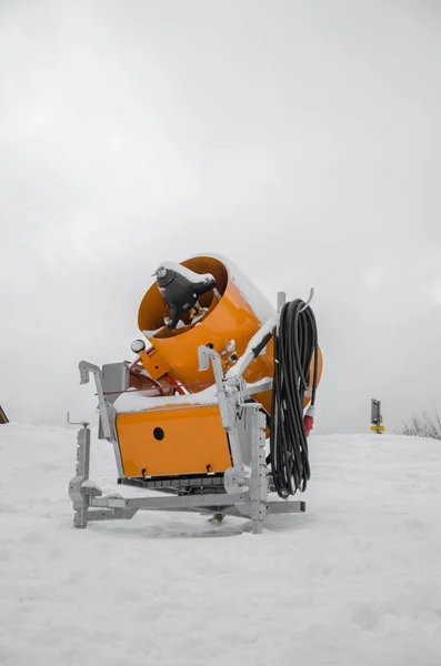 Kayak merkezinde kar topu — Stok fotoğraf