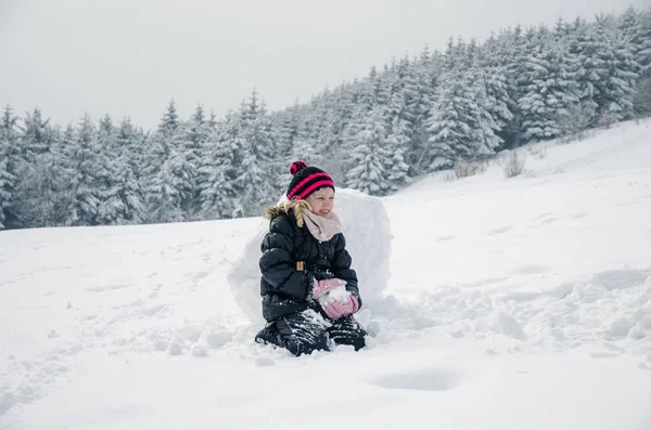 Karlı kış zamanla küçük çocuk — Stok fotoğraf