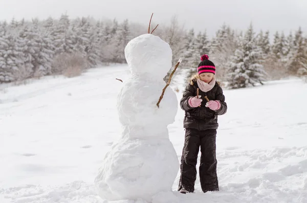 Çocuk ve kardan adam — Stok fotoğraf