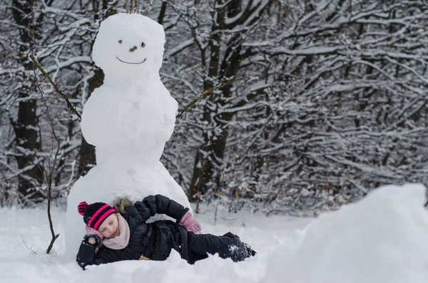 孩子和雪人 — 图库照片