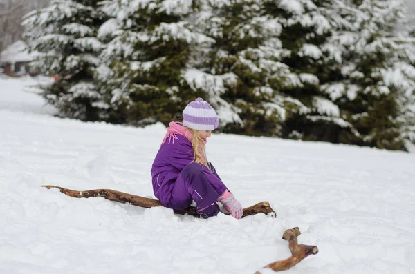 Bambino nel paese invernale — Foto Stock