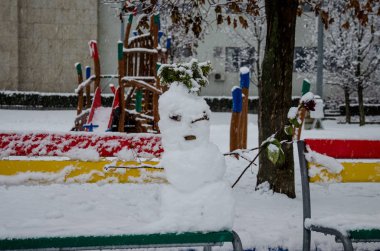 kardan adam karda çocuk oyun alanı kapsadığı tezgah