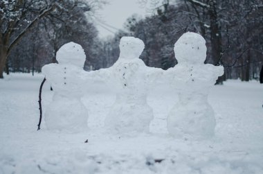 3 mutlu kardan adam donmuş sihirli bir atmosfer gündüzleri ormanında kış