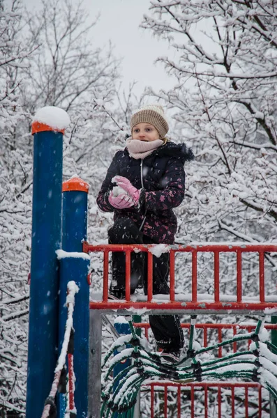 Barn Njuta Spelar Vinter Lekplats Täckt Snö — Stockfoto