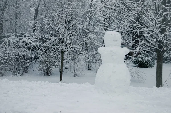 快乐雪人数字微笑在冬季森林与很多雪周围 — 图库照片