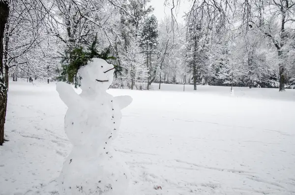 白天在冬季公园里用创意建造的微笑雪人 — 图库照片