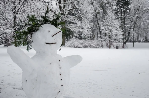快乐微笑的雪人在森林里 — 图库照片