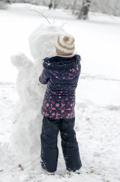 Happy Child Enjoying Winter Atmosphere Park Covered Snow While Building — Stock Photo, Image