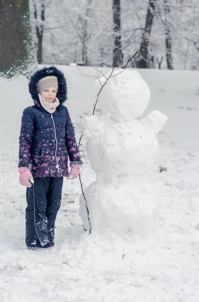 Barn- och snögubbe i Vinterparken — Stockfoto