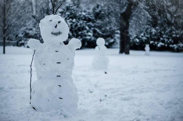 冬季公园里的雪人 — 图库照片