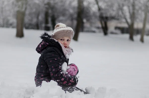 Felice Bambino Ennjoying Atmosfera Invernale Nel Parco Coperto Neve — Foto Stock