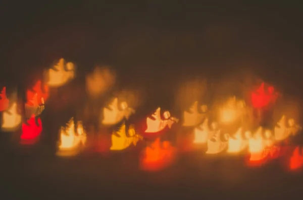 暗い背景にクリスマス天使ボケ — ストック写真