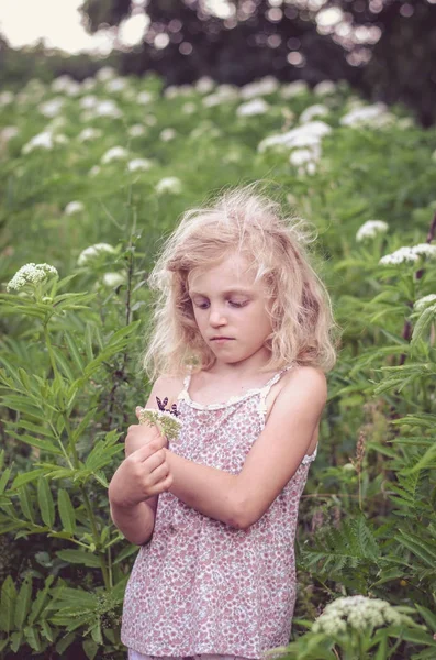 Menina Loira Com Fundo Floral — Fotografia de Stock