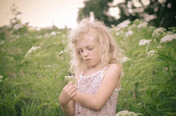 Kleines Blondes Mädchen Mit Floralem Hintergrund — Stockfoto