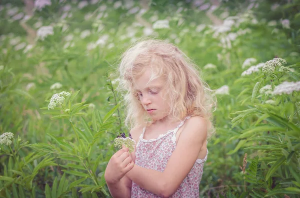 Çiçek Arka Plan Ile Küçük Sarışın Kız — Stok fotoğraf