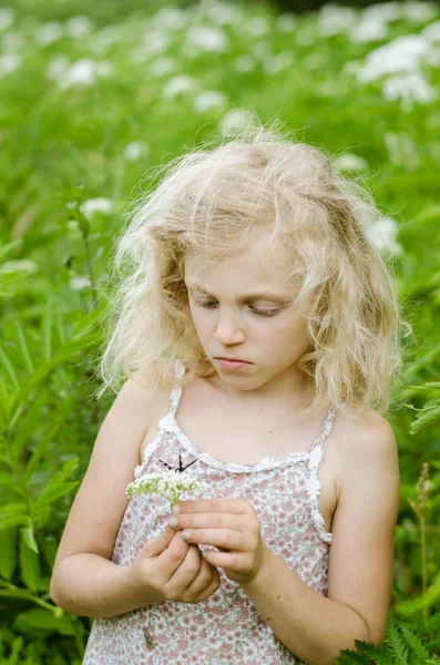 Piccola Ragazza Bionda Con Sfondo Floreale — Foto Stock