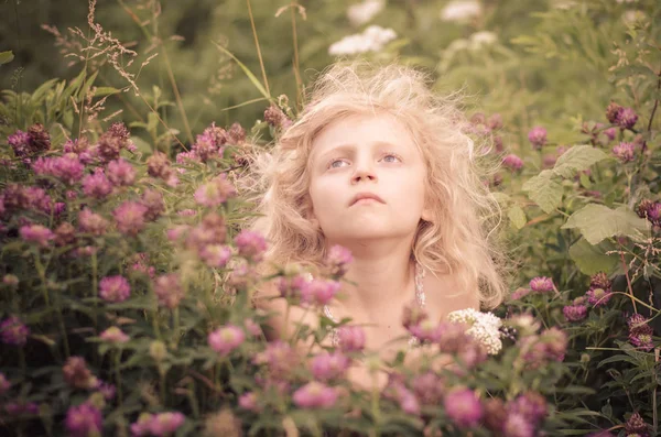 Niña Rubia Con Flores Trébol Rosa —  Fotos de Stock