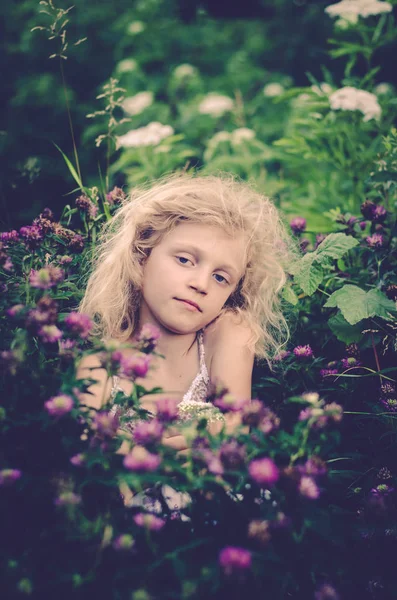 Blond Meisje Met Bloemen Roze Klaver — Stockfoto