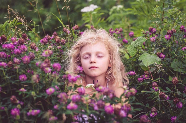 Liten Blond Flicka Med Rosa Klöver Blommor — Stockfoto