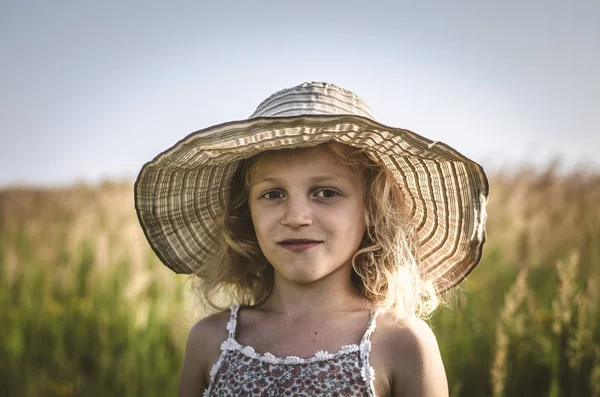 Çayırda Açık Şapkalı Küçük Sarışın Kız — Stok fotoğraf