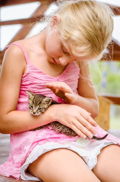 Schattig Cute Kitty Kat Handen Van Het Meisje Kind — Stockfoto