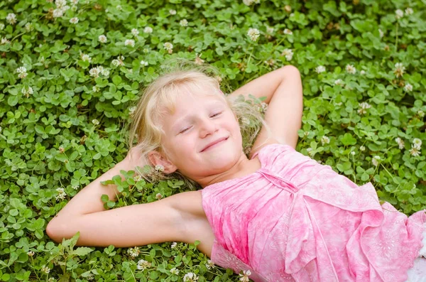 Niña Encantadora Tumbada Hierba Disfrutando Vida —  Fotos de Stock