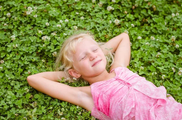 Niña Encantadora Tumbada Hierba Disfrutando Vida —  Fotos de Stock