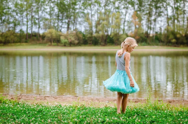 Mavi Elbiseli Nehri Yanındaki Çayırda Yeşil Doğada Yalnız Küçük Çocuk — Stok fotoğraf