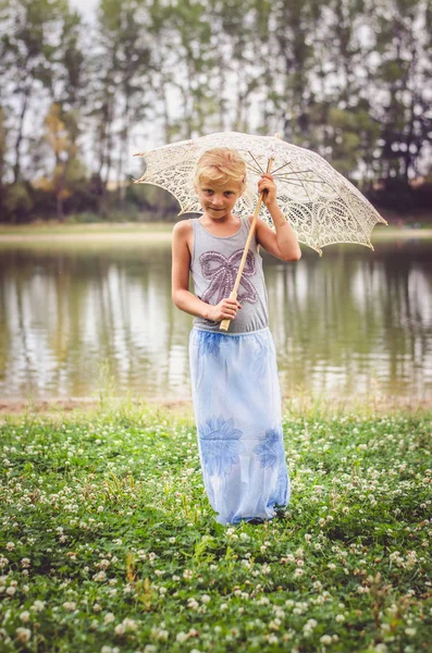 Mutlu Kız Nehrin Yanında Doğada Beyaz Şemsiye Ile Gülümseyen — Stok fotoğraf