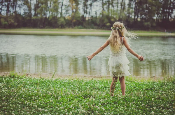 Маленька Дівчинка Довгим Світлим Волоссям Білизні Танцює Вночі Зеленій Траві — стокове фото