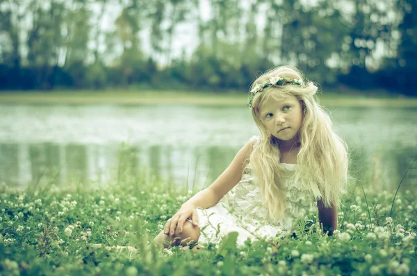 Krásná Holčička Leží Trávě Užívat Života — Stock fotografie