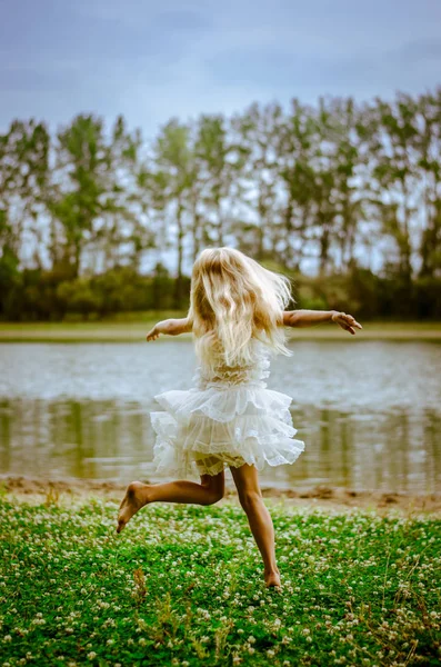 Bela Menina Caucasiana Com Longos Cabelos Loiros Vestido Colorido Dançando — Fotografia de Stock