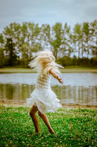 Hermosa Chica Caucásica Con Pelo Largo Rubio Vestido Colorido Bailando —  Fotos de Stock