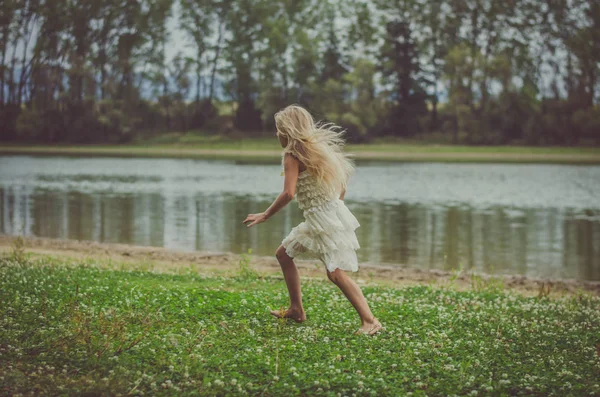 Lilla Barnet Kör Bort Tillbaka Visa Naturen Vid Floden — Stockfoto
