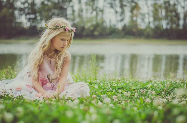 Rozkošný Dívka Kavkazské Smutný Výraz Dlouhé Blond Vlasy Růžových Šatech — Stock fotografie