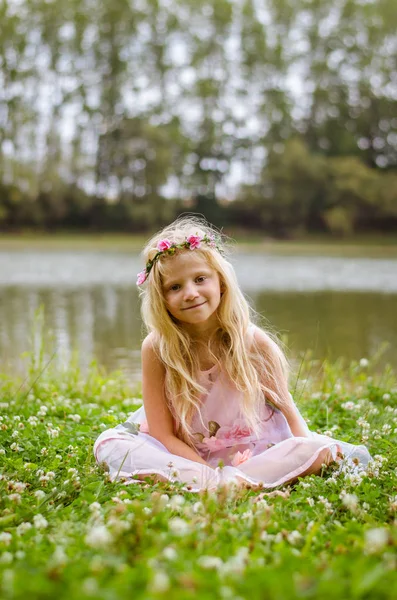 Mooie Kaukasische Meisje Met Lang Blond Haar Roze Jurk Zitten — Stockfoto