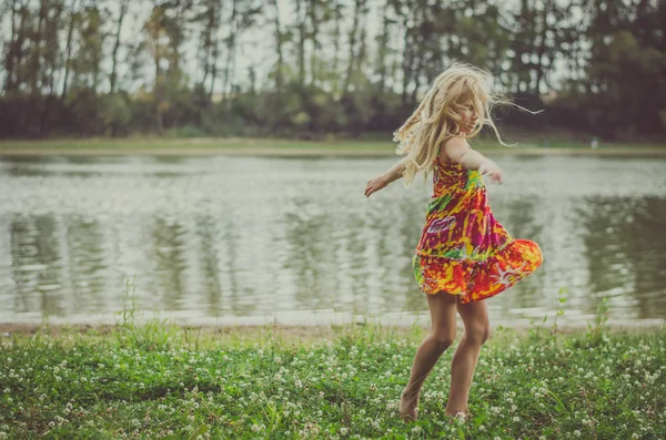 Bela Menina Caucasiana Com Longos Cabelos Loiros Vestido Colorido Dançando — Fotografia de Stock