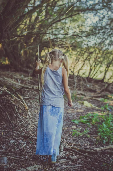 Bambina Che Cammina Nell Oscurità Nella Natura Selvaggia — Foto Stock