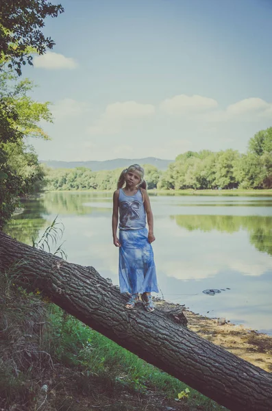 Menina Andando Debaixo Galhos Árvores Margem Rio — Fotografia de Stock