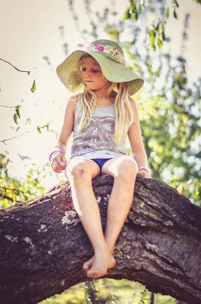 Porträt eines Kindes mit Hut — Stockfoto