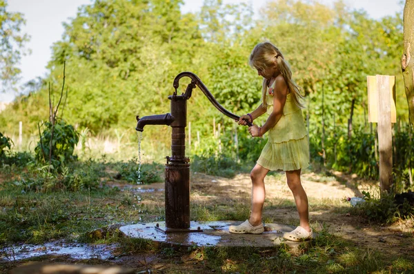 Menina Encantadora Bombeando Água Bem Para Vegetais Cultivo Água Campo — Fotografia de Stock