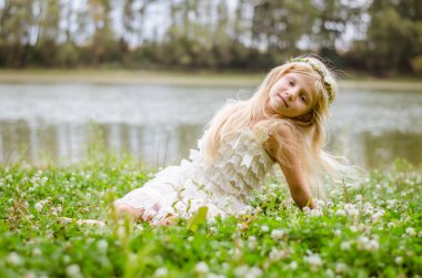 çim nehrin yanında poz küçük sevimli kız