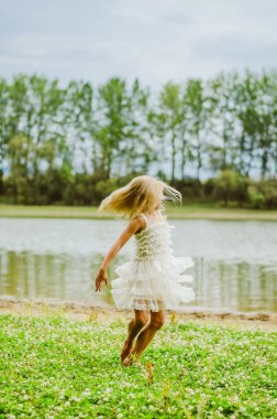 Nehrin yanında vahşi dans