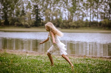 nehir kenarında çalıştıran