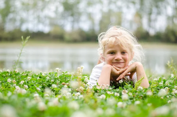 Kleines Hübsches Mädchen Das Gras Liegt Und Das Leben Genießt — Stockfoto