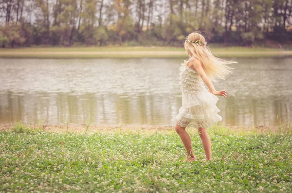 Víla tanec u řeky — Stock fotografie