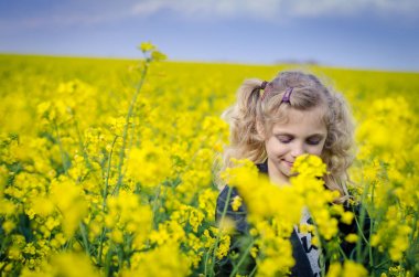 güzel sarışın kız sarı tecavüz alanlardaki