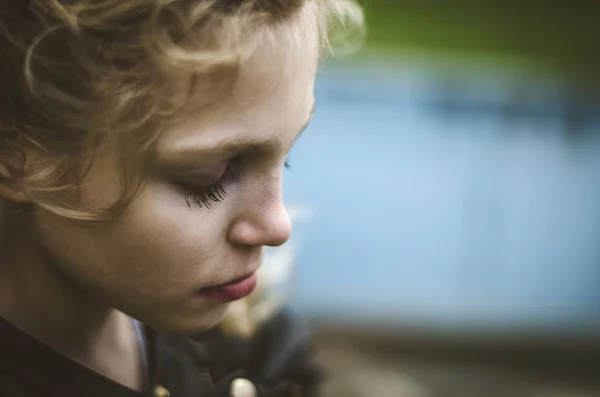 Portret Smutny Dziewczyna Zamkniętymi Oczami — Zdjęcie stockowe