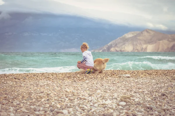 Liten Blond Flicka Med Hund Steniga Stranden Den Kroatiska Kusten — Stockfoto